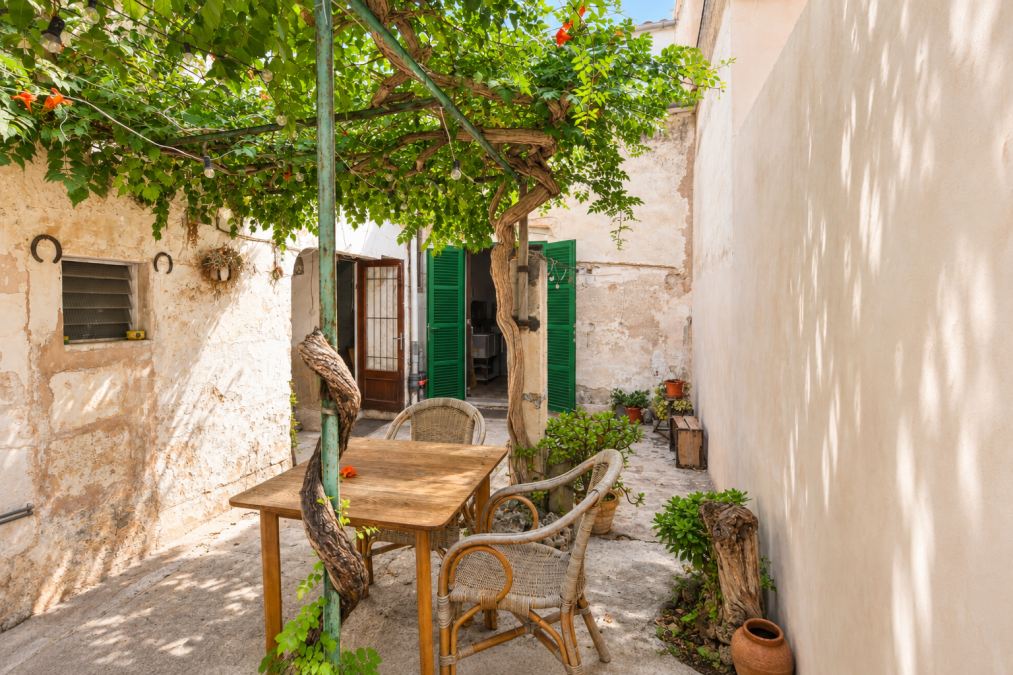 Partially renovated townhouse with a lovely patio in Cas Concos