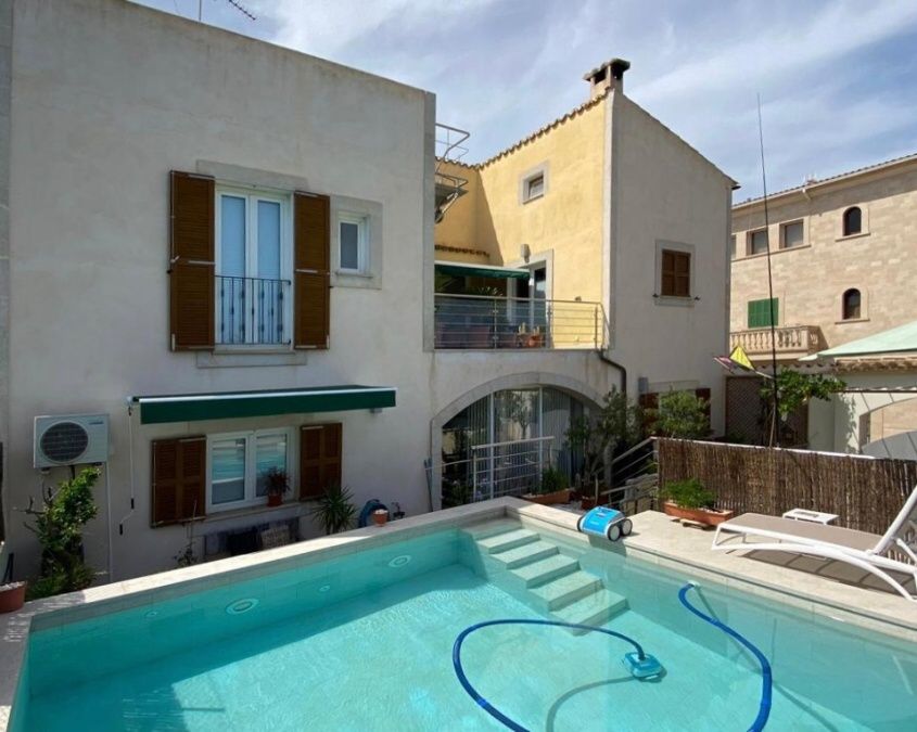 - In Alqueria Blanca großes Stadthaus von ca. 400 m² mit der Möglichkeit, auf dem angrenzenden Grundstück ein weiteres ähnliches Haus zu bauen oder den Garten zu erweitern