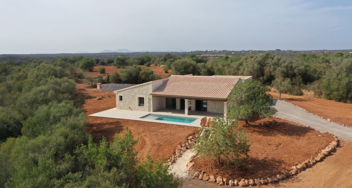 Moderna casa de campo de nueva construcción totalmente autosuficiente a pocos minutos de Ses Salines