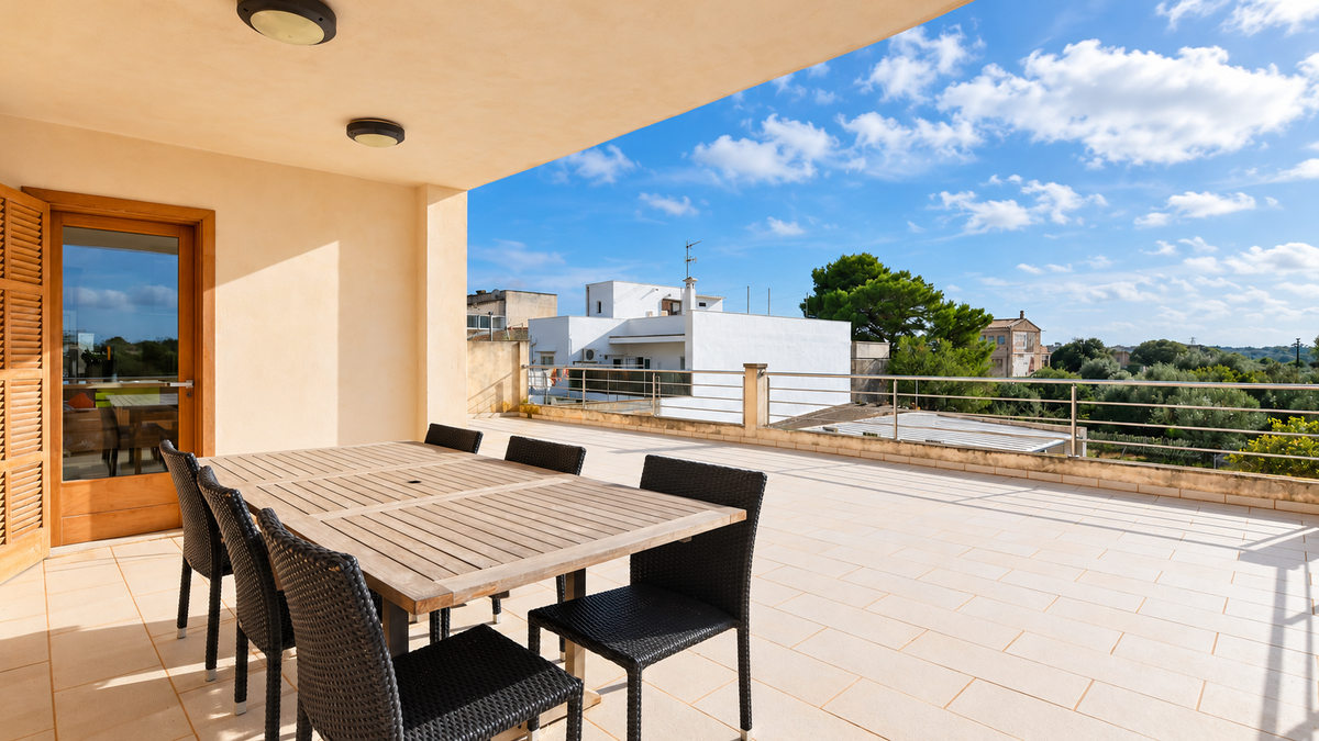 Amplio apartamento de unos 240 m2 con soleada terraza en Santanyi