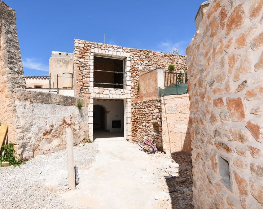 Neu gebautes Stadthaus mit Garten, Pool, Garage und Zugang zu 2 Straßen in Santanyi