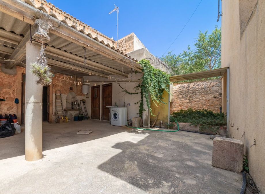Townhouse with renovation project in Es Llombards