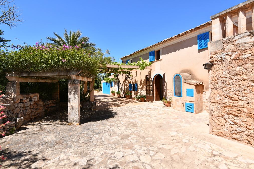 - Charming country house with 1 apartment and 2 guest rooms a few minutes from Porto Petro