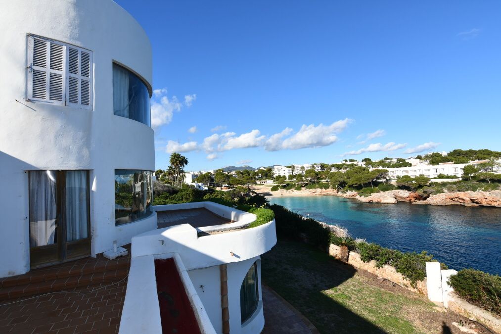 Chalet de estilo típico Ibicenco en una idílica ubicación encima de la playa en Cala D`Or