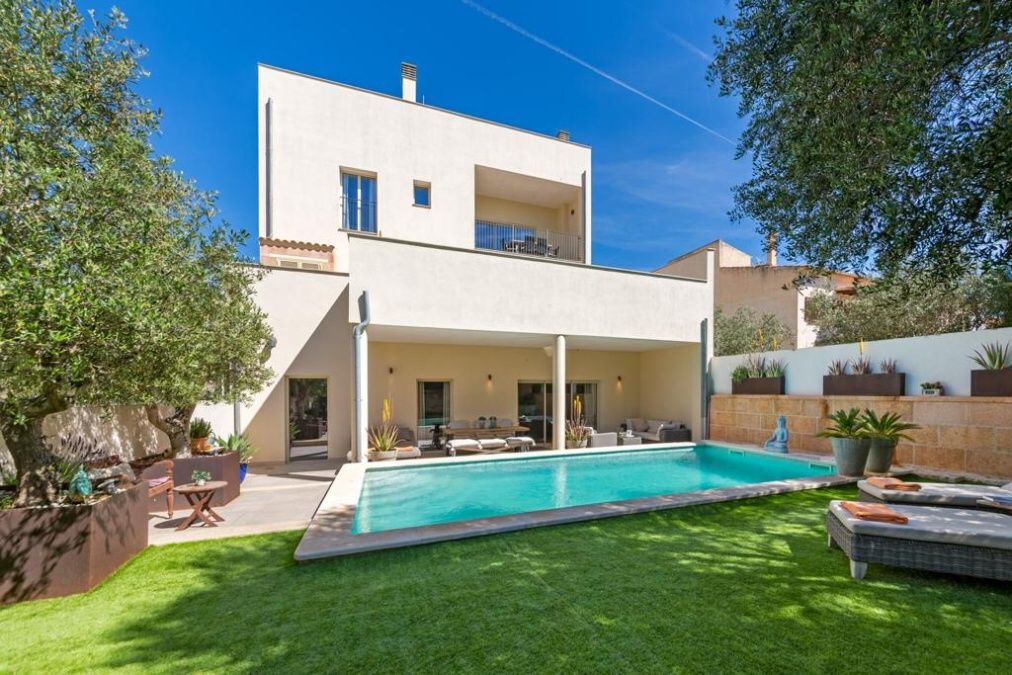 - Elegantes und modernes Stadthaus mit Garten und Pool in Santanyi
