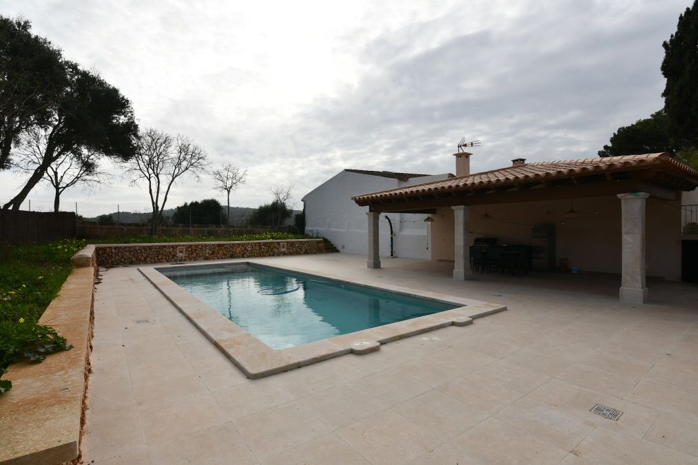  - Amplia casa de pueblo reformada con amplio patio y piscina en Cas Concos