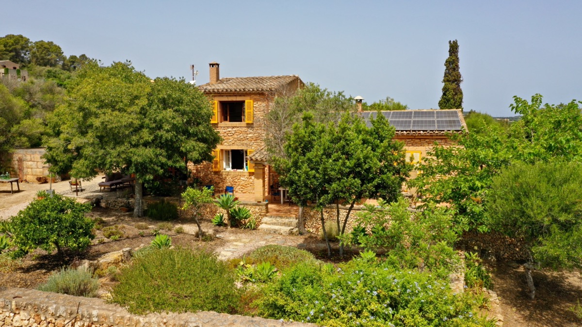 Traditional Mallorcan country house on a quiet plot between Manacor and Son Carrió