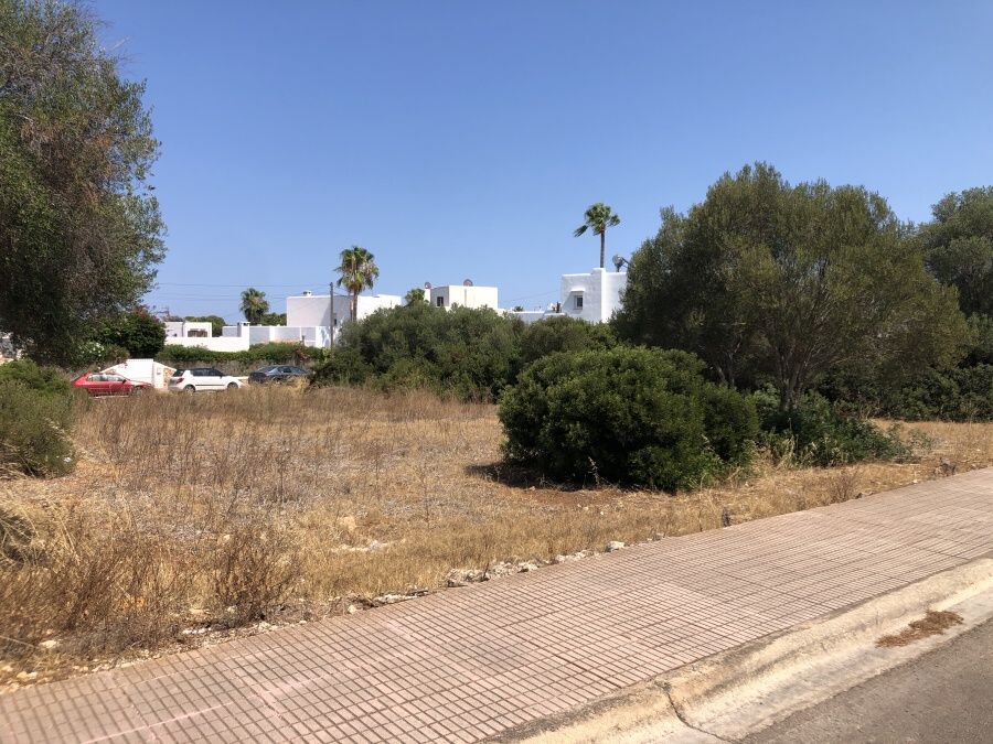 Very well located plot just a few meters from the Cala D`Or Marina