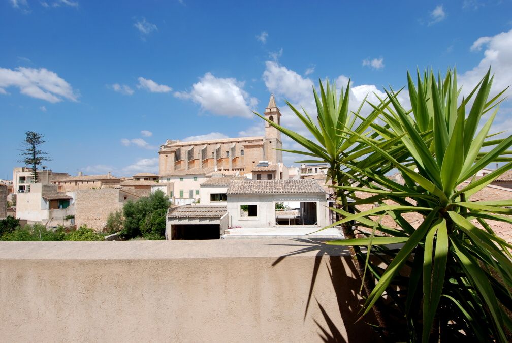 - Casa de pueblo totalmente reformada con patio y terraza cerca del centro de Santanyi