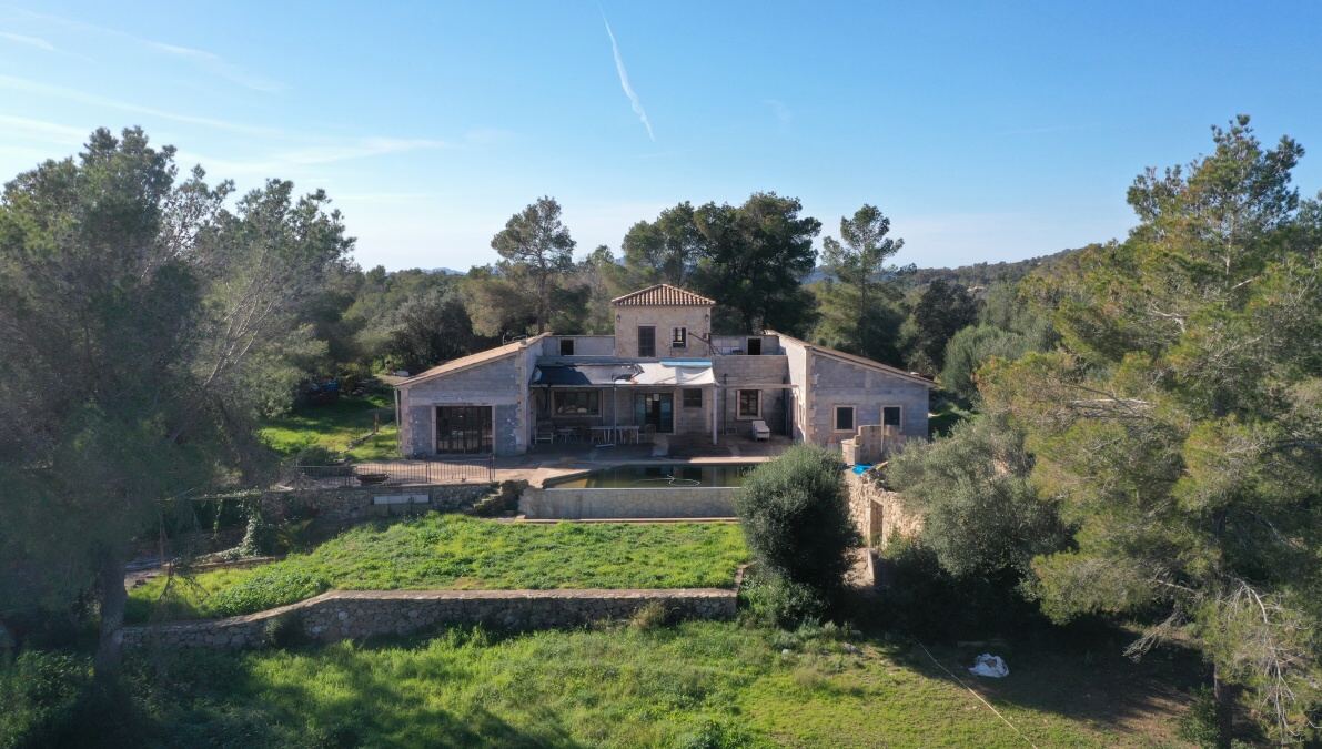 Landhaus in fortgeschrittener Bauphase auf einem Hügel am Stadtrand von Petra gelegen