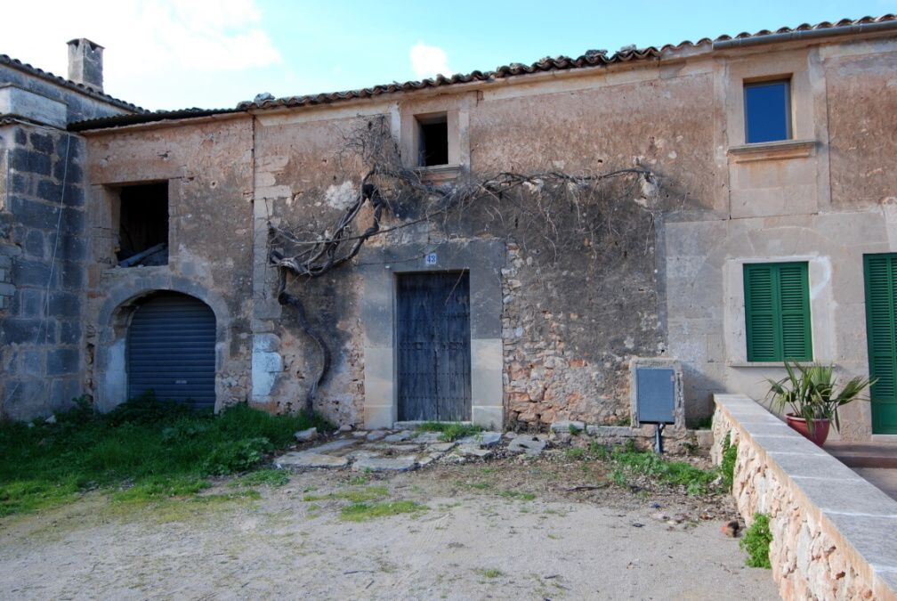Town house for renovation with many possibilities near the center of Ses Salines