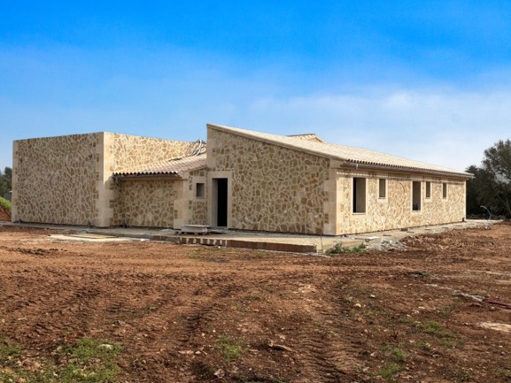 Modernes, neu erbautes, komplett autarkes Landhaus nur wenige Minuten von Ses Salines entfernt