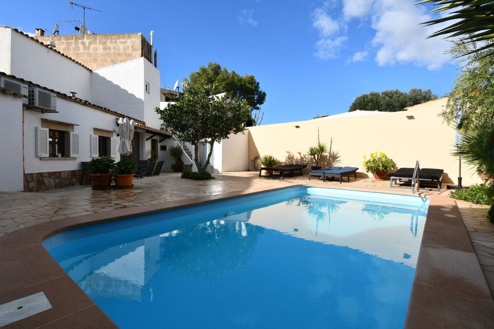  - Centrálně umístěný řadový dům s garáží a bazénem v Santanyi