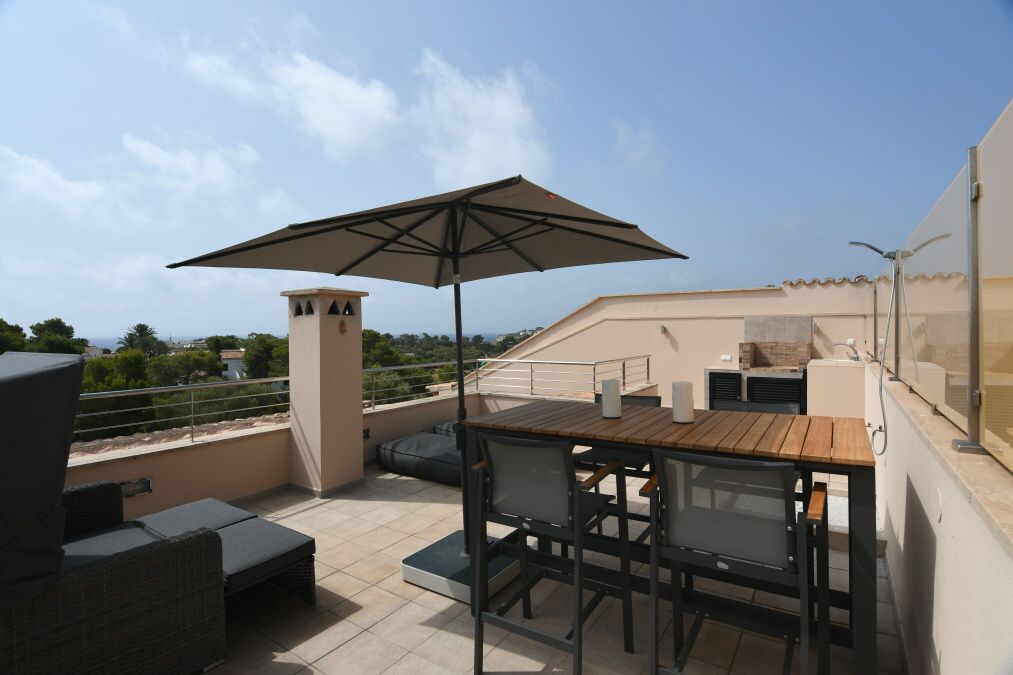 Modernes und sonniges Penthouse mit Pool und Parkplatz, nur wenige Minuten vom Strand Cala Santanyi entfernt.