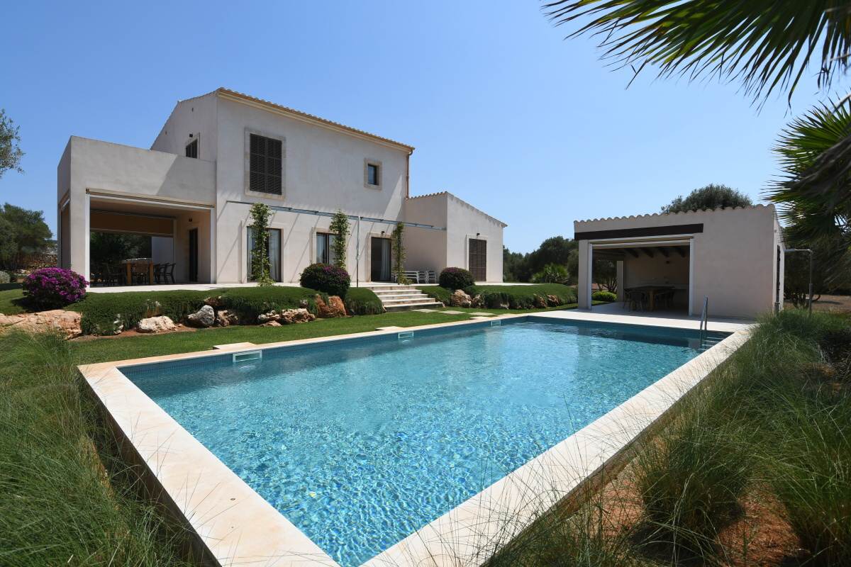 Modern and luxurious country house on a quiet plot just minutes from Es Trenç and Ses Covetes