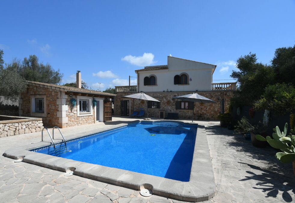 Wunderschöne Villa mit separatem Studio, 900 Meter vom Strand Cala Santanyi entfernt.
