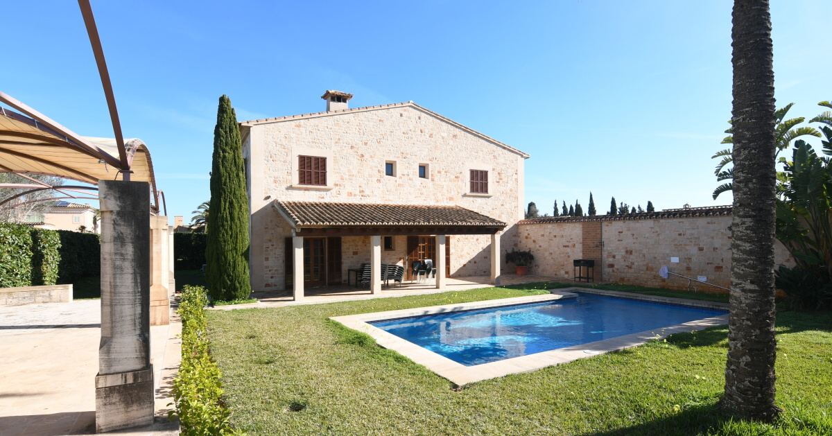  - Prostorný a světlý řadový dům se zahradou a bazénem v Es Llombards