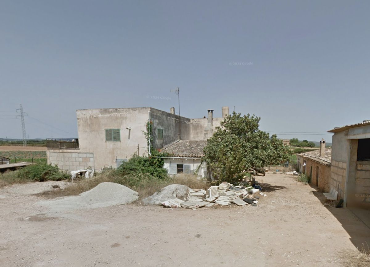 - Komplett zu renovierendes altes Landhaus auf einem ca. 6ha großen Grundstück in Manacor