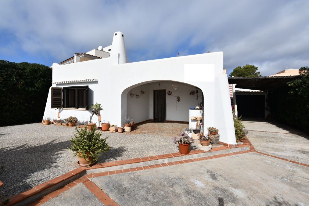 - Villa with sea views in an excellent location a few minutes from the beach of S`Amarador and Cala Mondrago