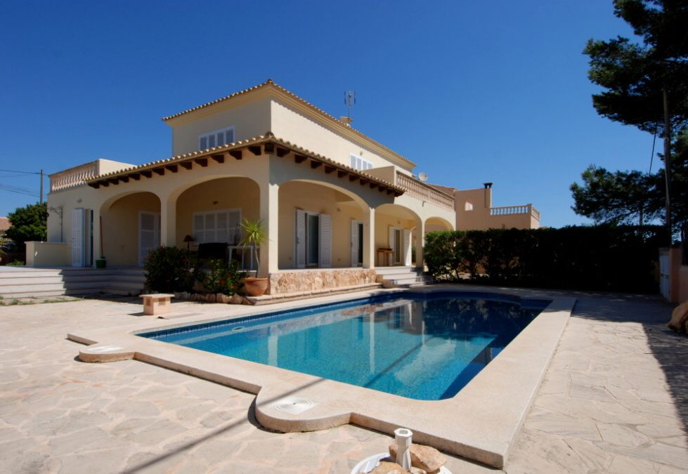 Chalet en una tranquila calle de Cala Llombards con bonitas vistas hasta el mar