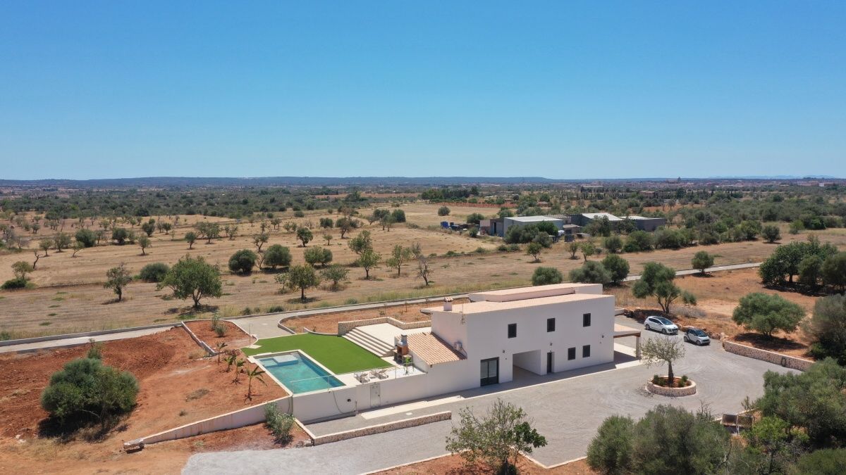 Casa de campo con 2 piscinas en una tranquila parcela en las afueras de Campos