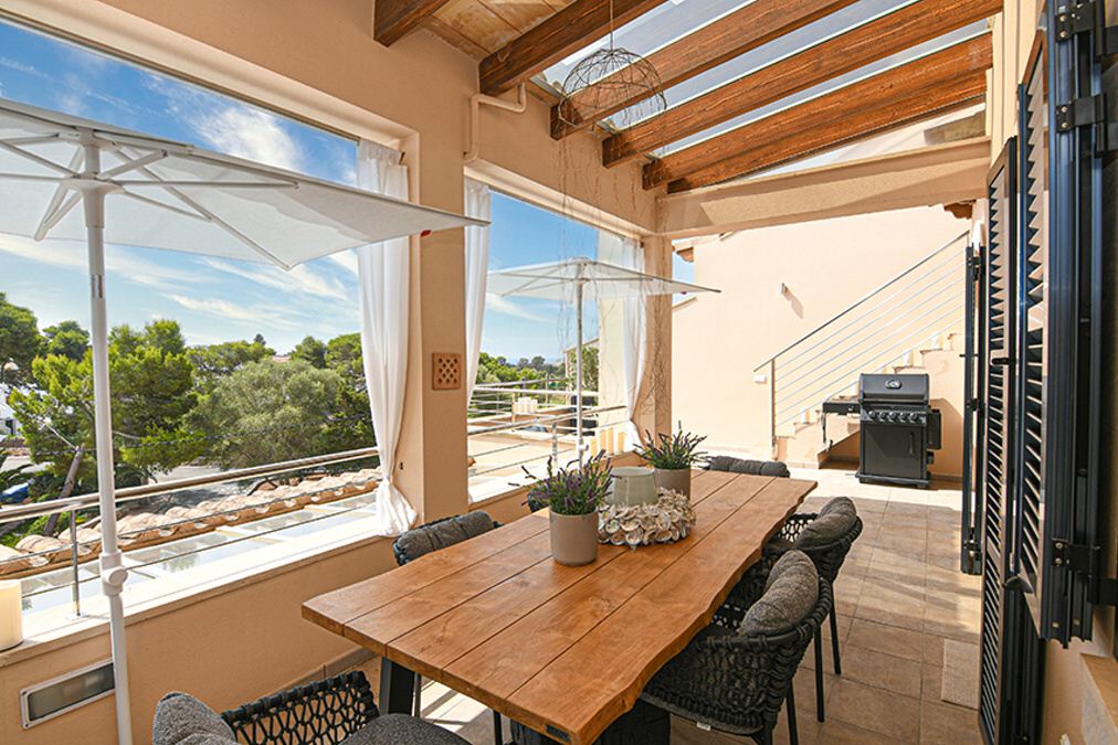 Modernes und sonniges Penthouse mit Pool und Parkplatz, nur wenige Minuten vom Strand Cala Santanyi entfernt.