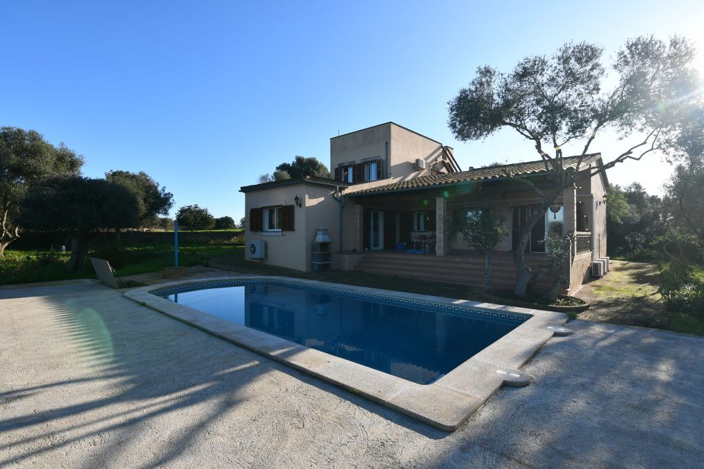 Country house on a quiet plot between Santanyi and Campos