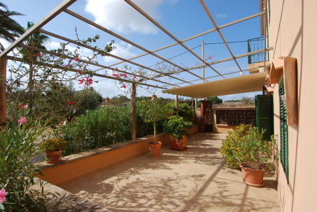 - Country house distributed in 2 independent apartments and 1 guest house in Porto Petro