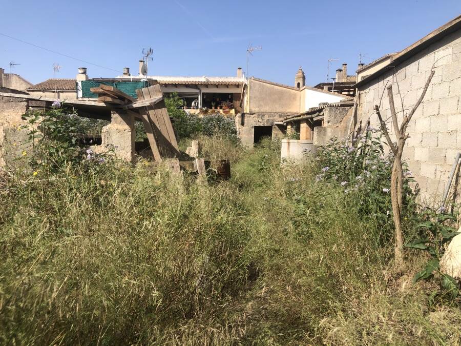 - Central urban plot on a quiet street in Ses Salines