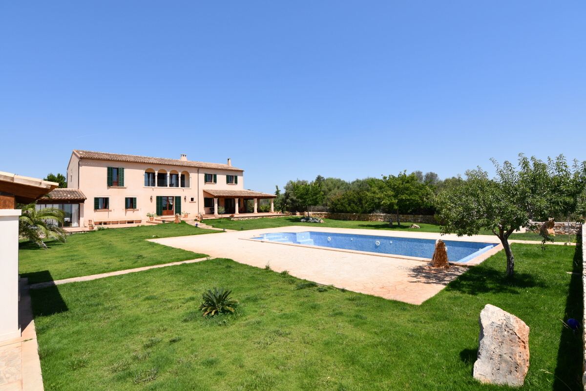Impresionante casa de campo de 800m2 con vistas hasta el mar en Porto Colom