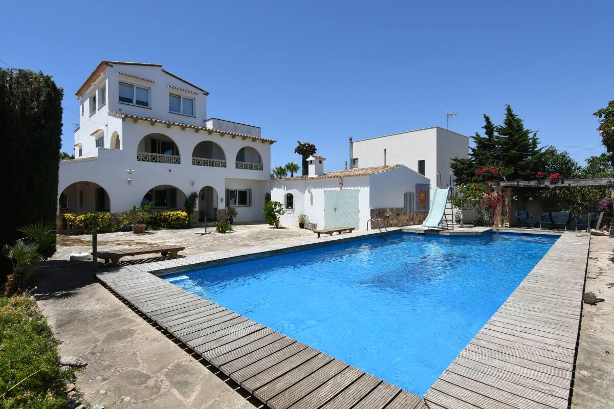  - Spacious villa with great potential on a quiet street in Cala Llombards