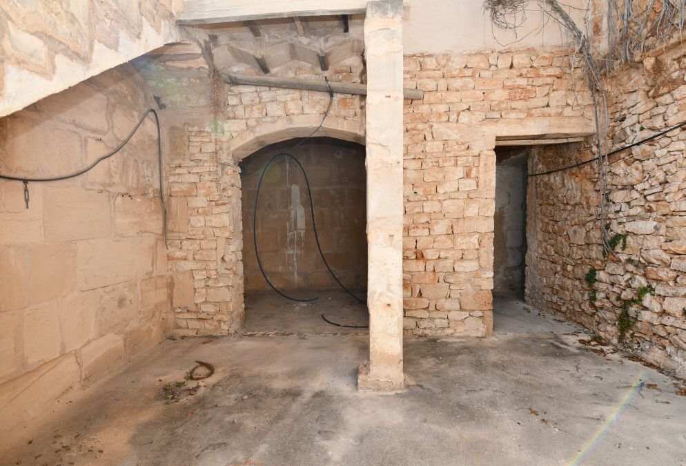 - Zentral gelegenes Stadthaus zum Renovieren mit Garage und privater Dachterrasse in Santanyi