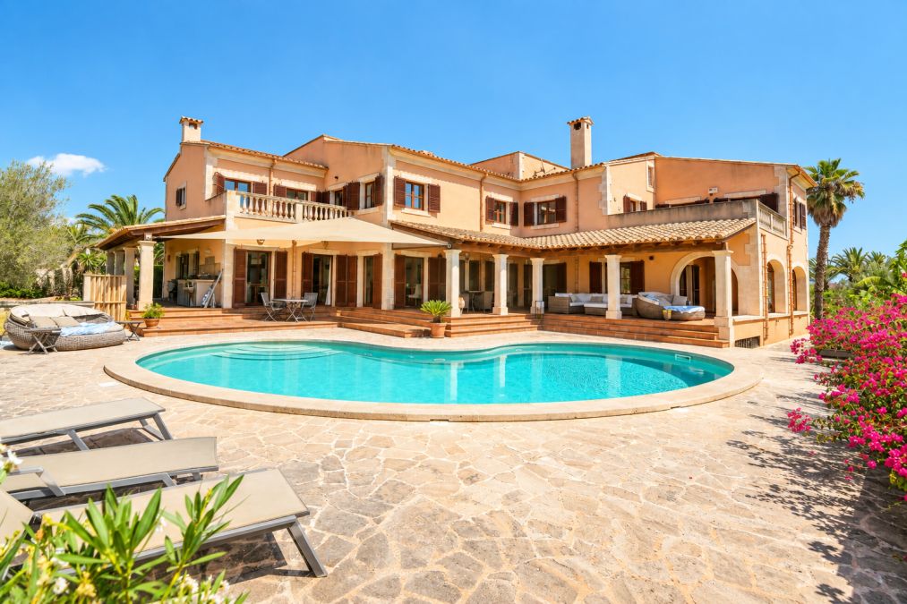 Spacious and bright Mediterranean-style country house, featuring pleasant terraces, generous living spaces, and lovely views extending to the sea