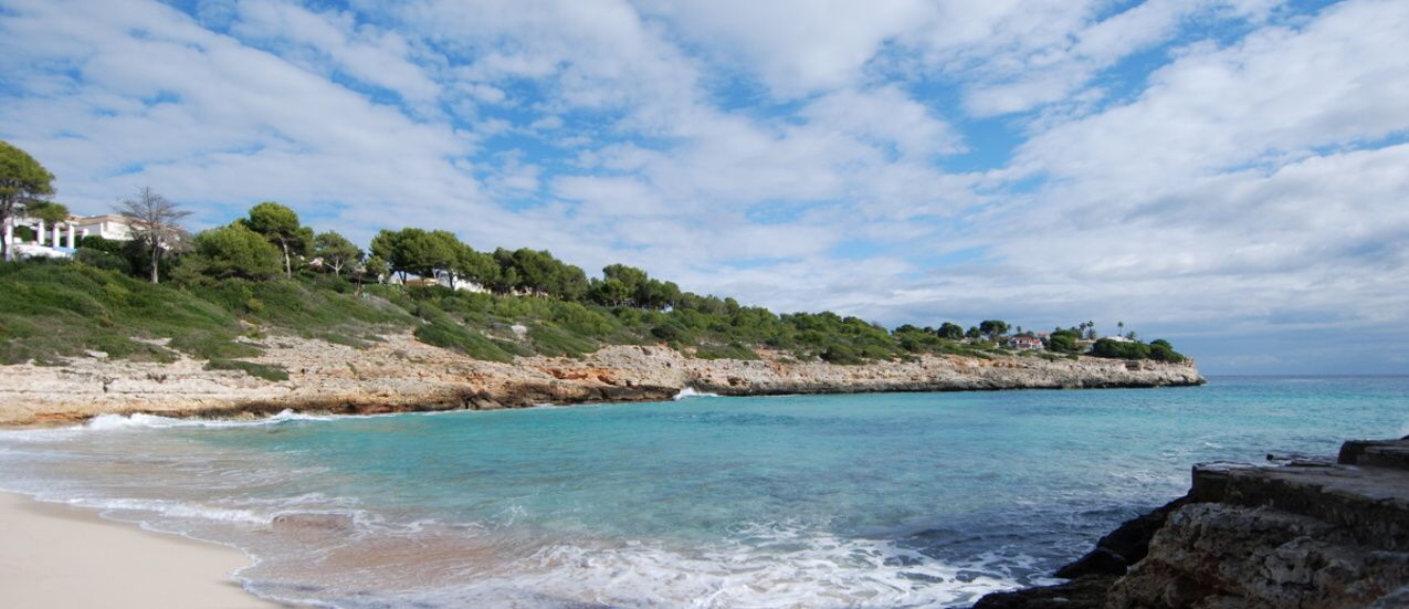 - Solar urbano con posibilidades de construir una vivienda de 266m2 situado a 500mts de la playa de Cala Mendia