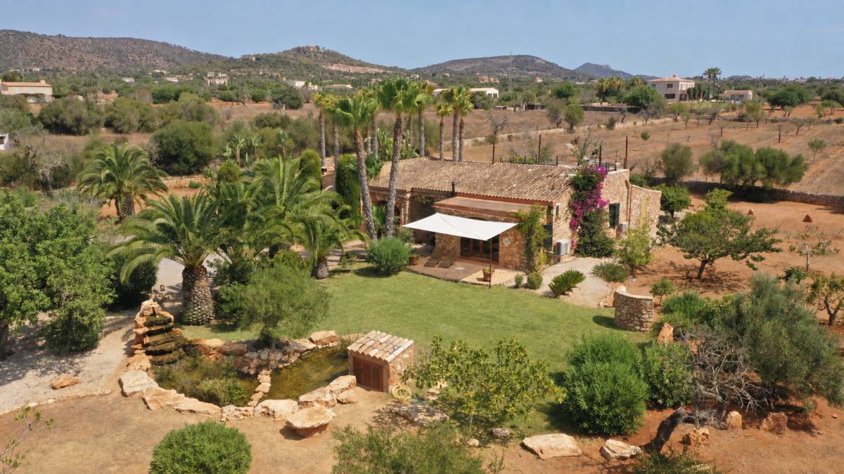 Encantadora casa de campo, con interiores de gran carácter, bonito jardín y apartamento independiente para invitados en Santanyí