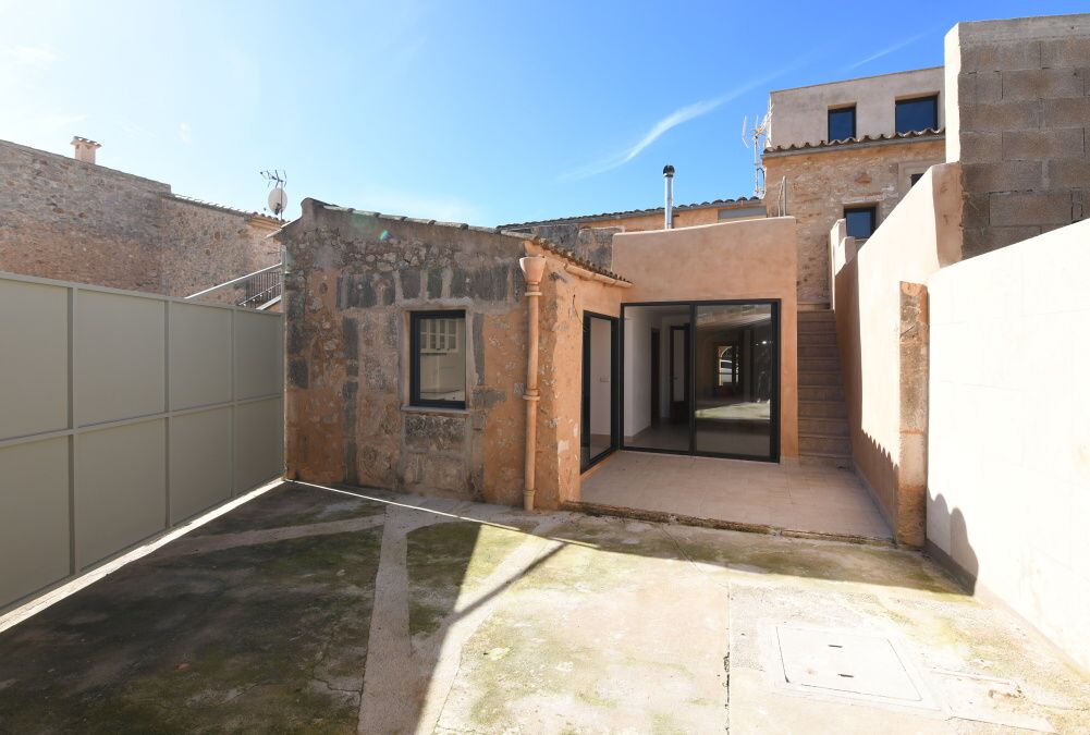  - Tradicional casa de pueblo recien reformada en Es Llombards