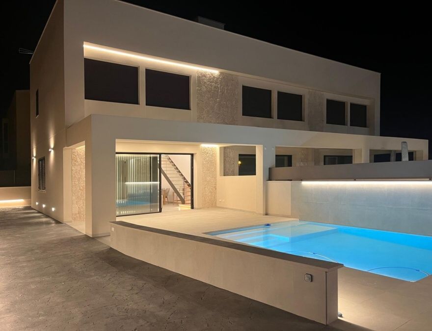  - Moderní a luxusní nově postavená dvojdomková vila připravená k nastěhování v S`Estanyol, Llucmajor