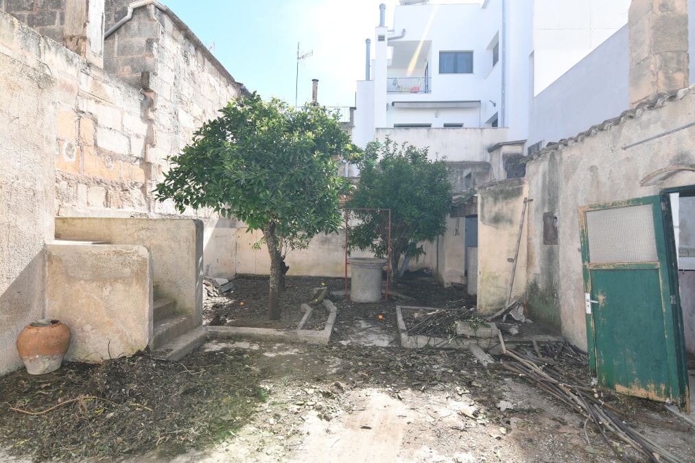  - Céntrica casa de pueblo de 2 plantas y patio ideal para reformar en Manacor