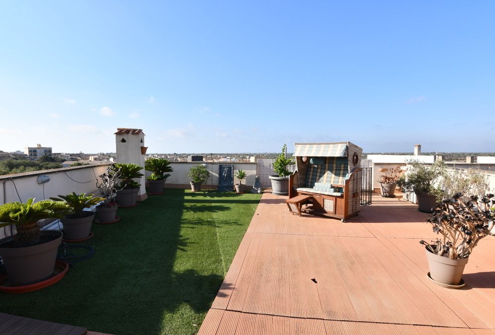 - Amplio y luminoso ático con azotea privada, jardín y piscina comunitarios en Santanyí