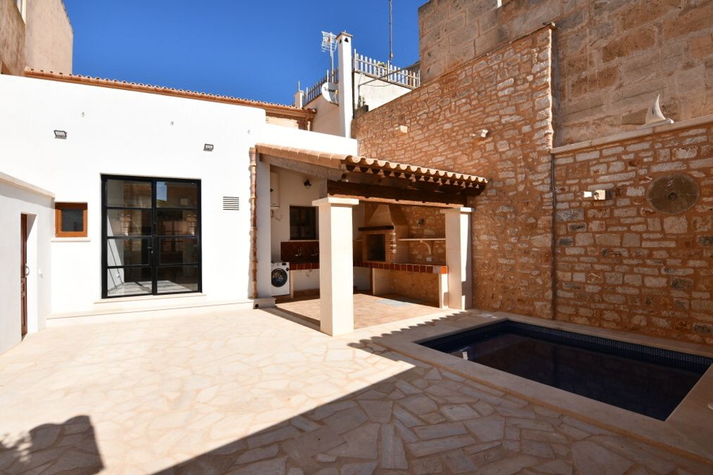  - Original town house recently renovated with a nice patio and pool in the center of Santanyi
