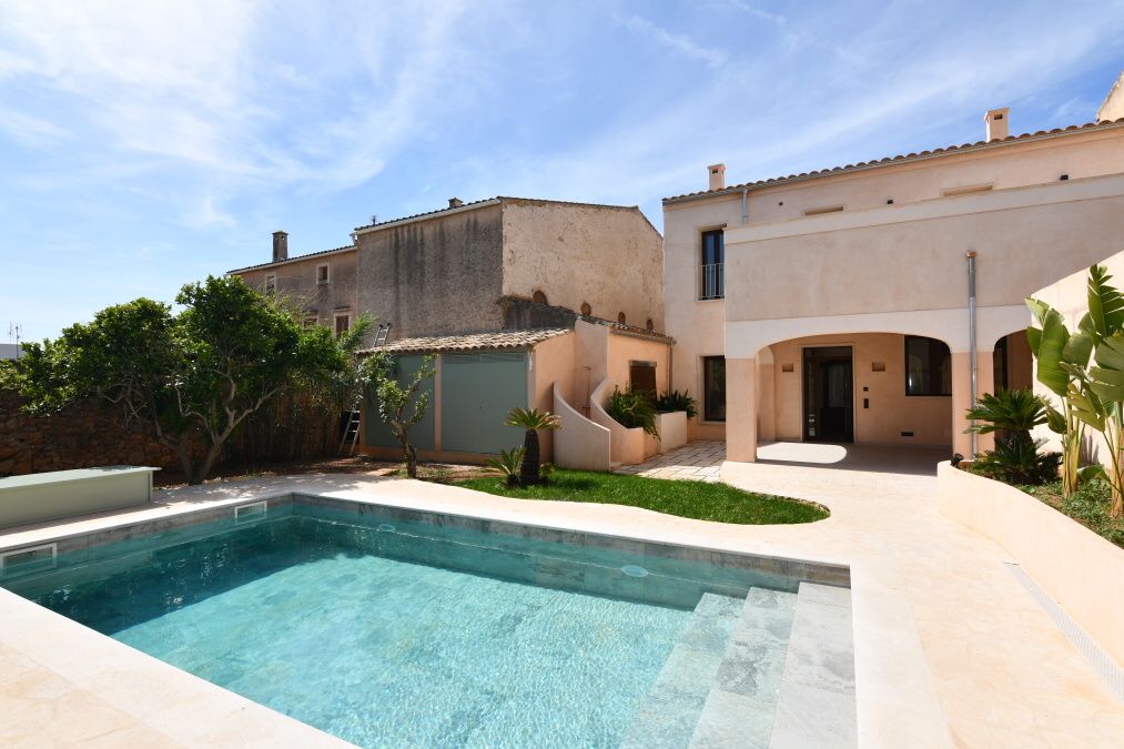  - Completely renovated town house with all the comforts, pool and garage in S`Horta