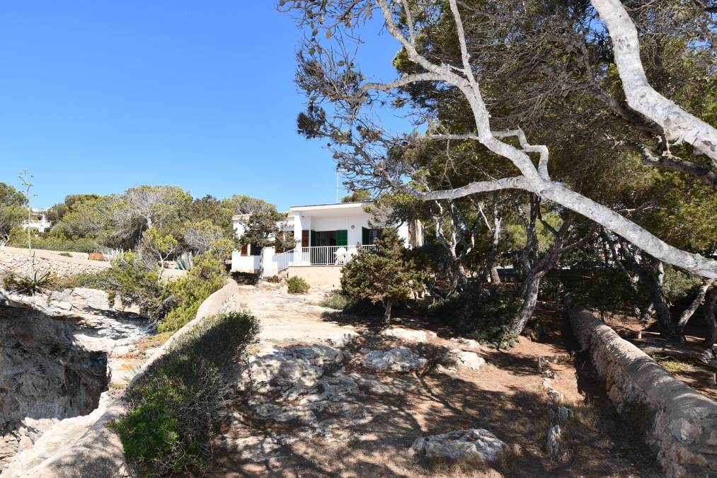 - Chalet planta baja en una ubicación idílica en primera línea del mar en Cala Santanyi
