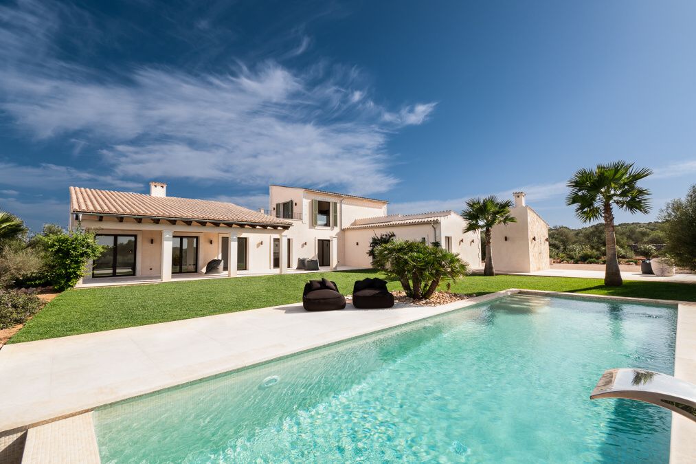- Moderna y luminosa casa de campo de nueva construcción situada en una tranquila parcela con bonitas vistas al pueblo de Ses Salines
