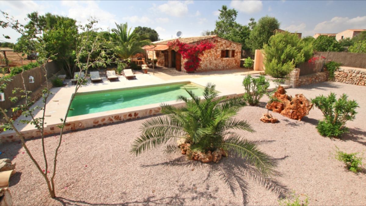  - Cozy country house with garden and pool just 200 meters from Es LLombards