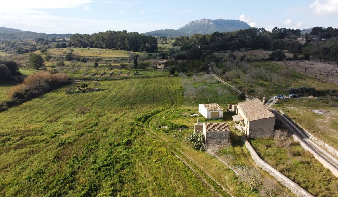  - Country house with many possibilities to reform with building license on a quiet plot in Algaida