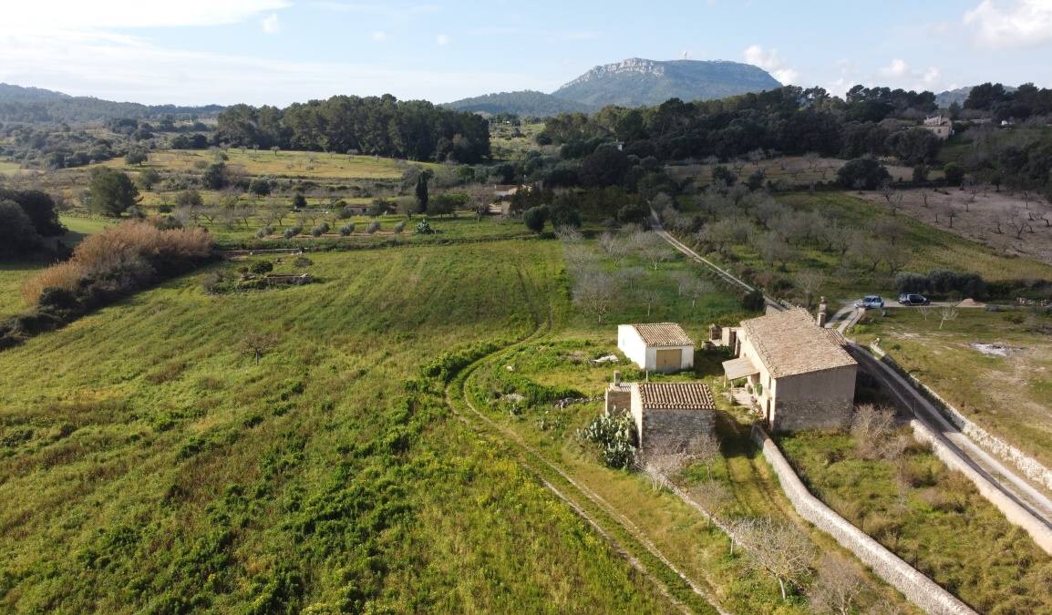  - Casa de campo con muchas posibilidades para reformar con licencia de construcción en una tranquila parcela en Algaida