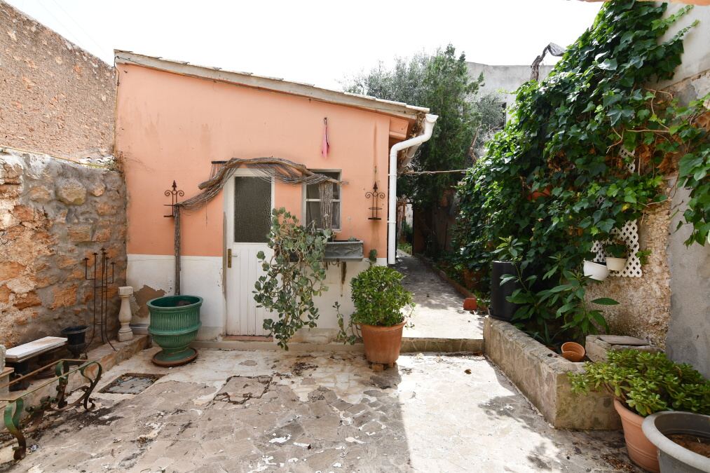 - Casa de pueblo con entrada por 2 calles, con muchas posibilidades en Santanyí