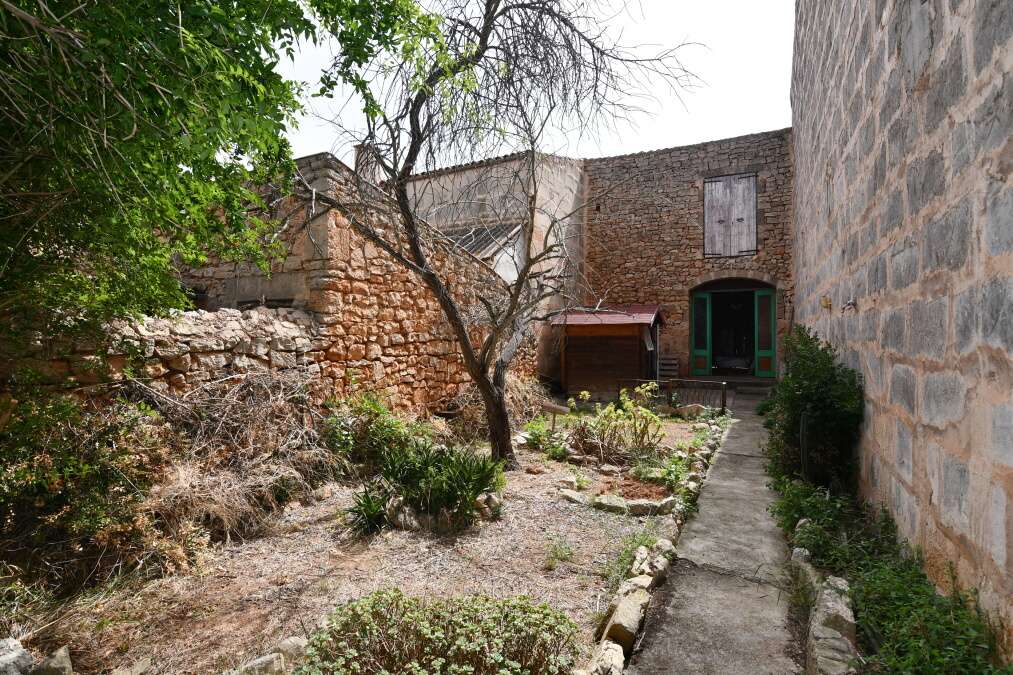 - Casa de pueblo con entrada por 2 calles, con muchas posibilidades en Santanyí