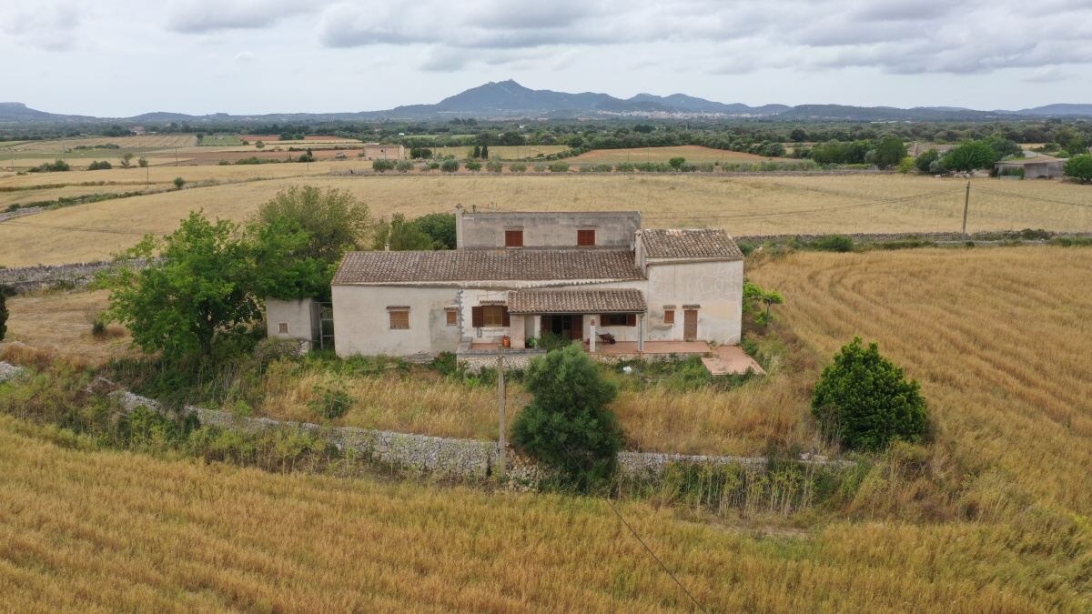  - Country house with many possibilities located on a quiet plot a few minutes from Felanitx