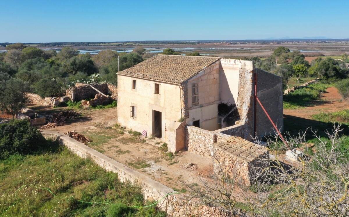 - Casa de campo con licencia de construcción en una ubicación privilegiada cerca de la Colonia de Sant Jordi